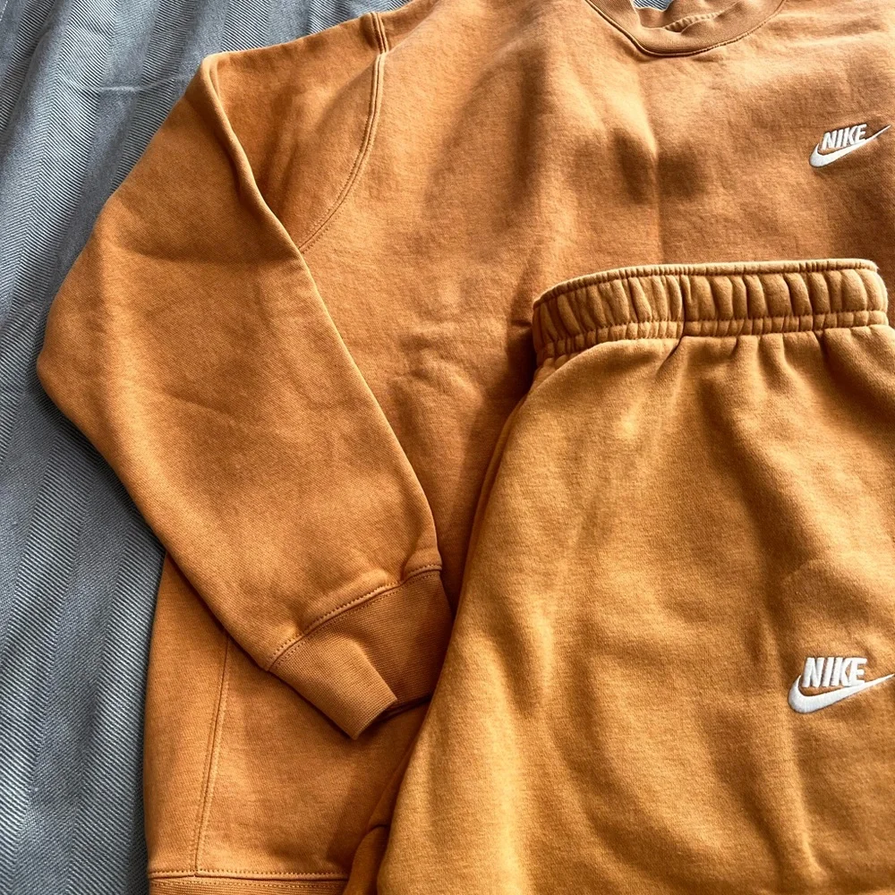 Like New Men Nike Sweatsuit Size 10.5 - Picture 4 of 4